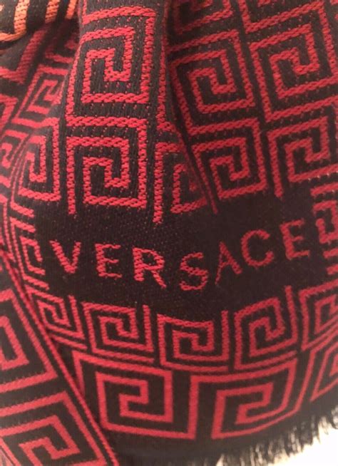 versace schal rot schwarz|Barocco Schal mit Fransen Schwarz,Gemustert .